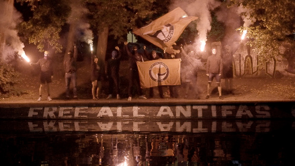 Szenenbild aus "Antifa – Schulter an Schulter, wo der Staat versagte" | Bild: leftvision.de